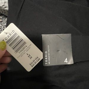 NWT Torrid Capri Leggings